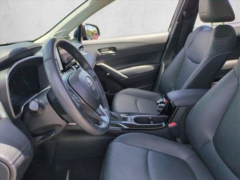 Used 2023 Toyota Corolla Cross XLE w/ Convenience Package FWD image 16