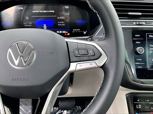 Used 2023 Volkswagen Tiguan SE w/ Panoramic Sunroof Package FWD image 24