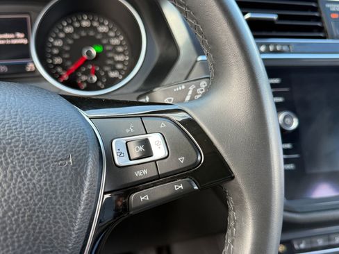 Used 2020 Volkswagen Tiguan SE image 17