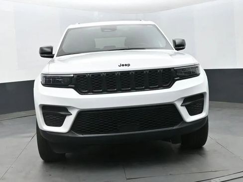 Used 2024 Jeep Grand Cherokee Altitude AWD/4WD image 3