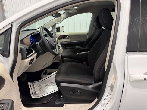Used 2023 Chrysler Voyager LX FWD image 6