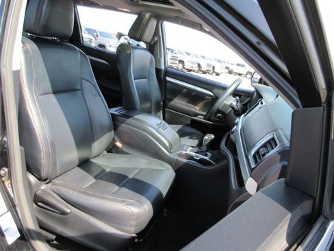Used 2016 Toyota Highlander XLE AWD/4WD image 22