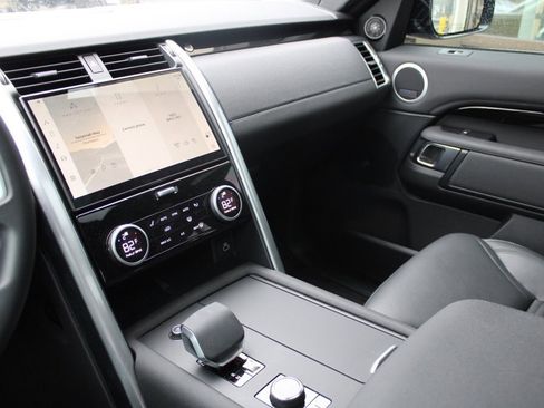 Certified 2025 Land Rover Discovery S image 21