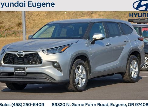Used 2024 Toyota Highlander LE FWD image 9