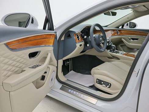 Used 2023 Bentley Flying Spur Azure image 41