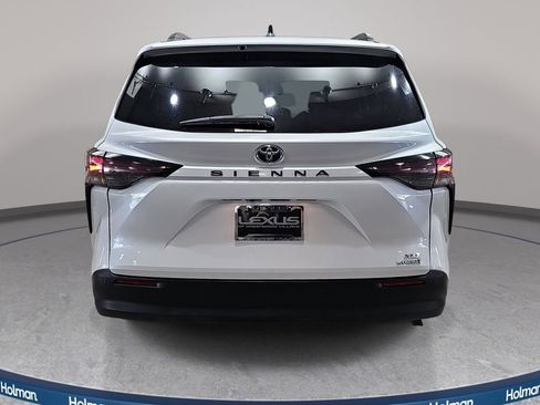 Used 2024 Toyota Sienna XLE FWD image 7