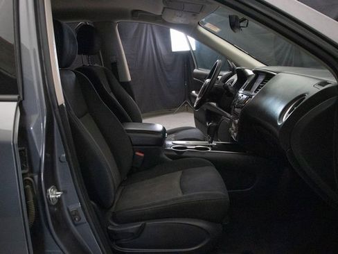 Used 2019 Nissan Pathfinder SV image 16