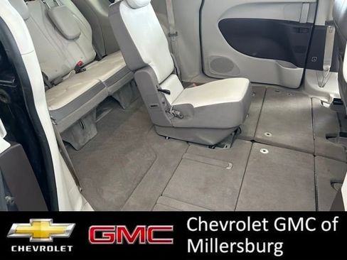 Used 2017 Chrysler Pacifica Touring-L image 28