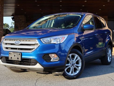 Used 2019 Ford Escape SE image 2