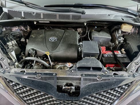 Used 2017 Toyota Sienna SE w/ SE Preferred Package FWD image 35