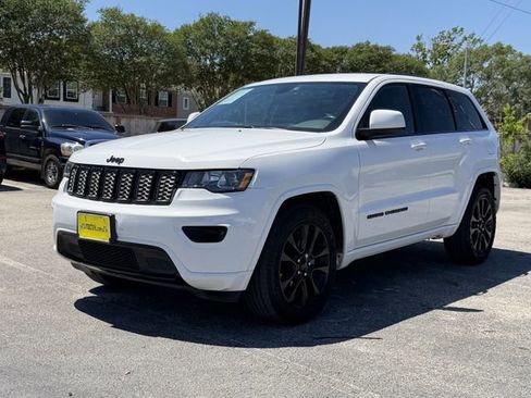 Used 2017 Jeep Grand Cherokee Altitude image 3