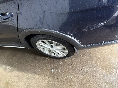 Used 2017 Volkswagen Golf Alltrack image 8