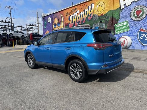 Used 2018 Toyota RAV4 LE AWD/4WD image 3
