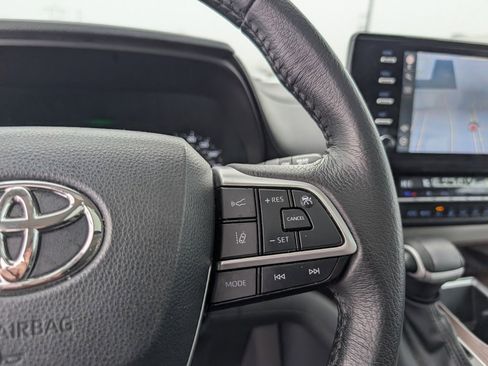 Used 2023 Toyota Sienna XLE image 19