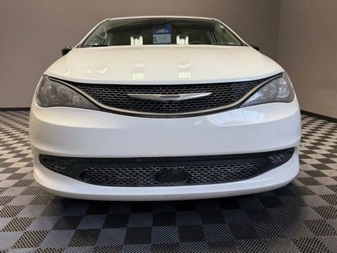 Used 2024 Chrysler Voyager LX image 3