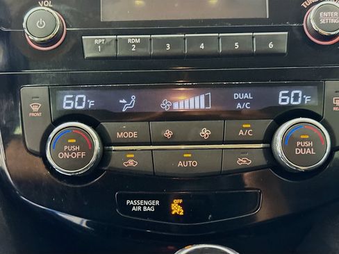 Used 2017 Nissan Rogue SV w/ Midnight Edition Package FWD image 18