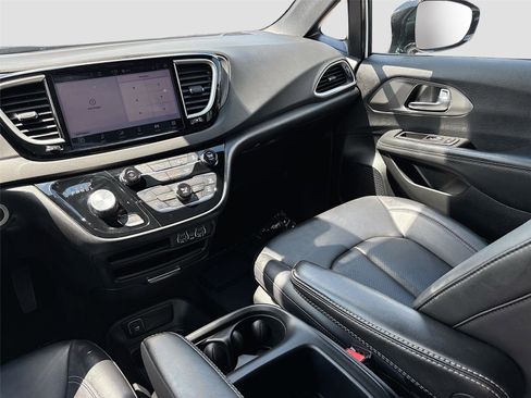 Used 2025 Chrysler Pacifica Select FWD image 21