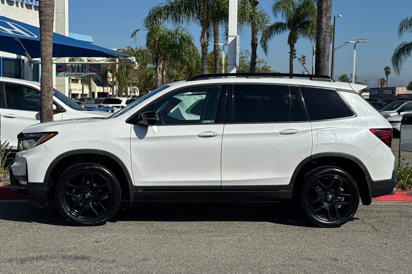 Used 2024 Honda Passport Black Edition image 2