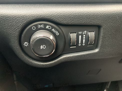 Used 2025 Chrysler Pacifica Select FWD image 23