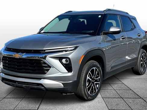 Used 2025 Chevrolet TrailBlazer LT image 3