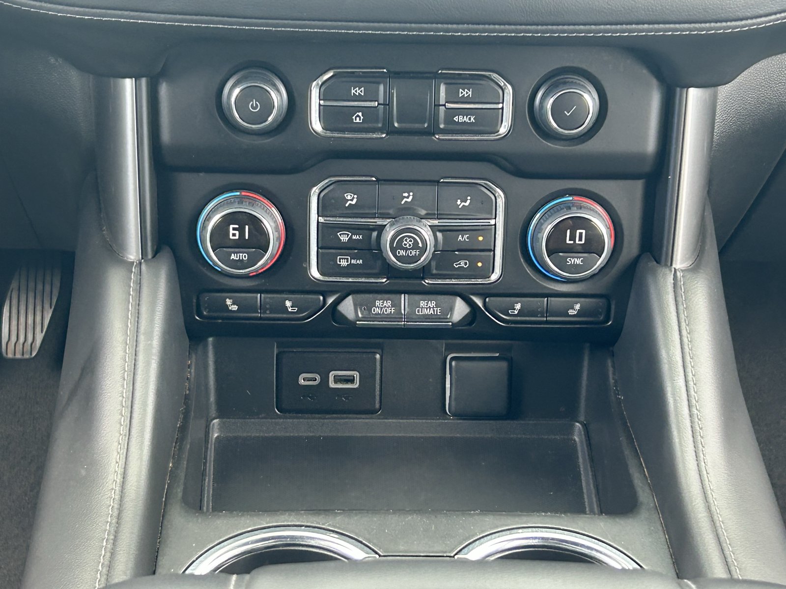 Used 2024 Chevrolet Suburban LT RWD image 22