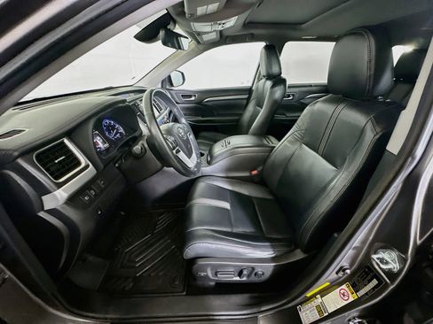 Used 2018 Toyota Highlander SE FWD image 13