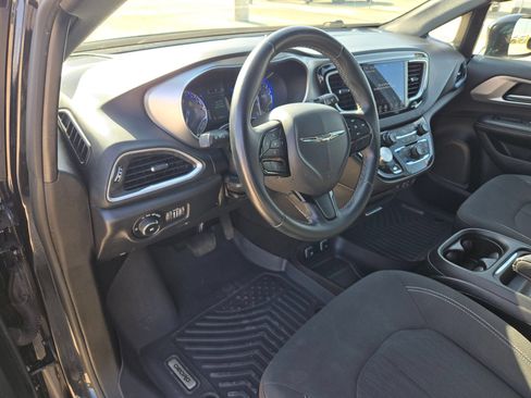 Used 2018 Chrysler Pacifica Touring Plus w/ S Appearance Package FWD image 10