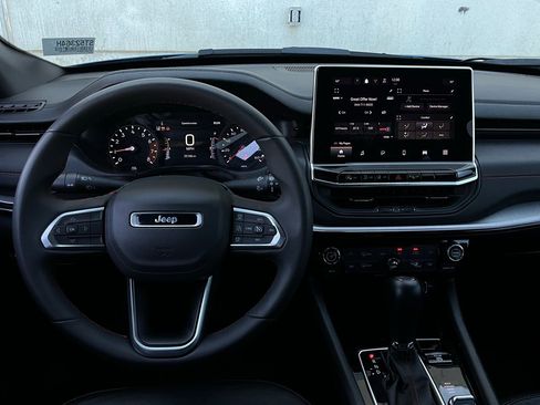 Used 2025 Jeep Compass Trailhawk image 12