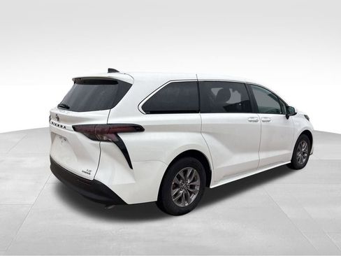 Used 2024 Toyota Sienna LE image 4