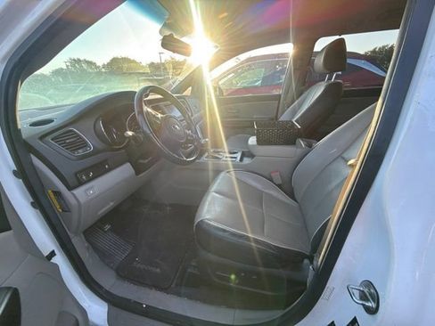 Used 2019 Kia Sedona EX FWD image 6