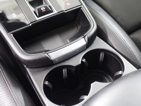 Certified 2022 Porsche Macan AWD/4WD image 28