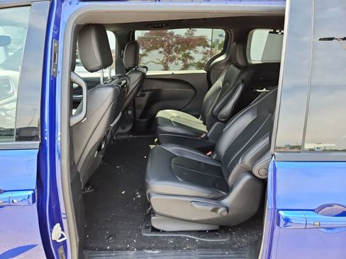 Used 2021 Chrysler Pacifica Touring-L w/ Uconnect Theater Family Group FWD image 27