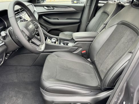 New 2025 Jeep Grand Cherokee Altitude image 19