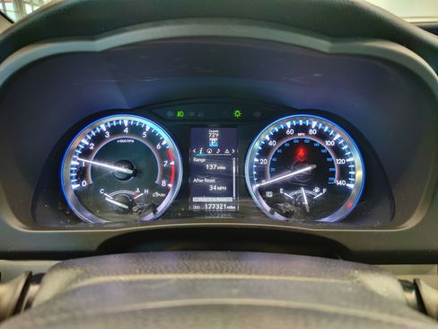 Used 2015 Toyota Highlander XLE AWD/4WD image 16