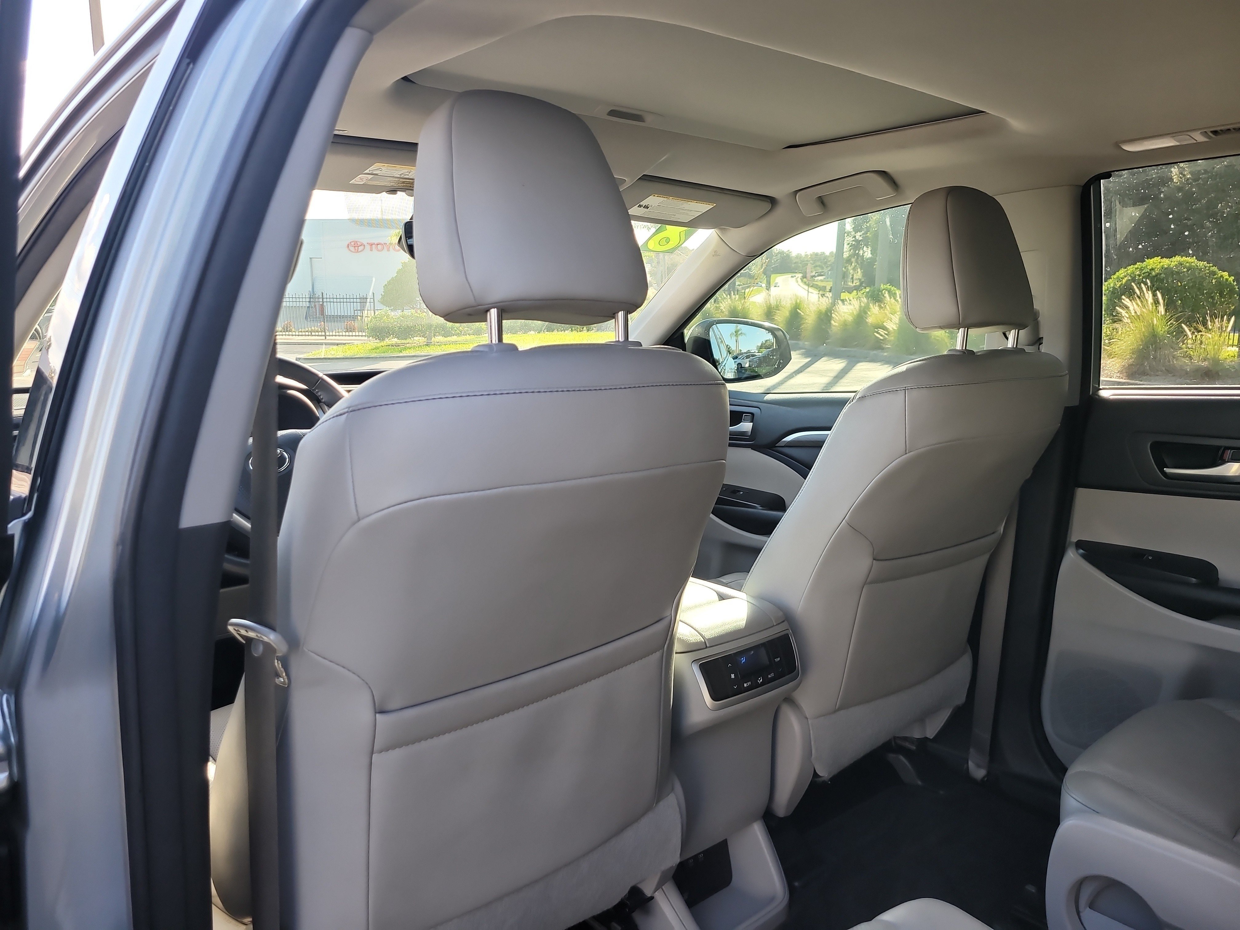 Used 2018 Toyota Highlander Limited FWD image 14