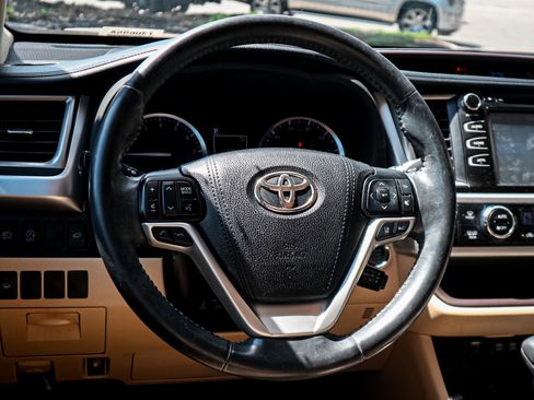 Used 2018 Toyota Highlander XLE FWD image 6