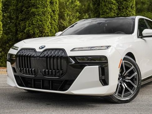 Used 2023 BMW i7 xDrive60 w/ Executive Package 2 AWD/4WD image 2