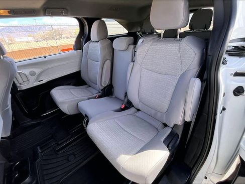 Used 2025 Toyota Sienna LE w/ LE Plus Package image 18