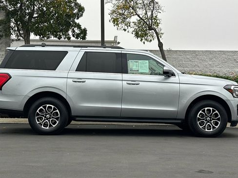 Used 2024 Ford Expedition Max XLT image 3
