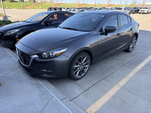 Used 2018 MAZDA MAZDA3 Touring image 1