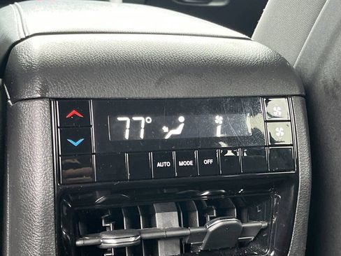 Used 2023 Jeep Grand Cherokee L Laredo image 18