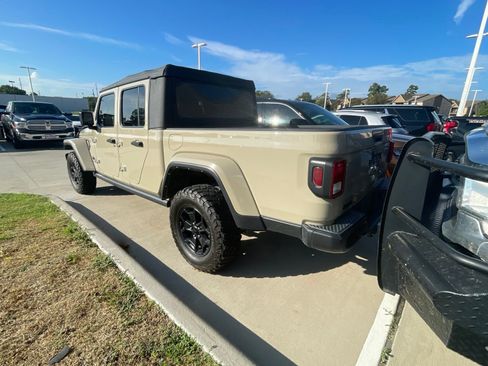 Used 2022 Jeep Gladiator Sport AWD/4WD image 5