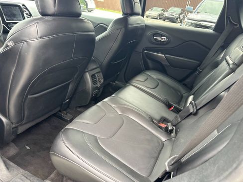 Used 2019 Jeep Cherokee Limited AWD/4WD image 12