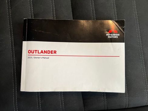 Used 2023 Mitsubishi Outlander SE image 29