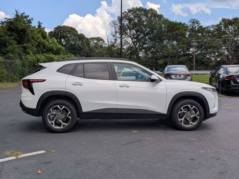 Used 2025 Chevrolet Trax LT FWD image 3