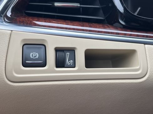 Used 2018 Cadillac XT5 Luxury w/ LPO, Wheel Lock Package image 12