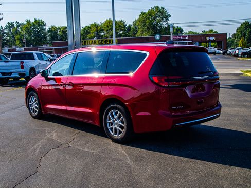 Used 2024 Chrysler Pacifica Touring-L FWD image 5