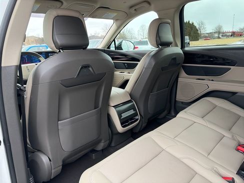 Used 2025 Lincoln Nautilus Premier image 32