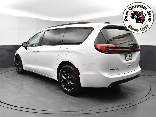 New 2026 Chrysler Pacifica Select w/ S Appearance Package AWD/4WD image 4