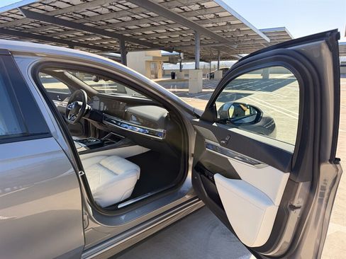 Used 2023 BMW i7 xDrive60 w/ Parking Assistance Package AWD/4WD image 21
